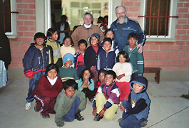 Pater Klaus und para-niños in Bolivien